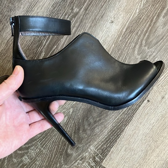 Tibi - Picture 14 of 17